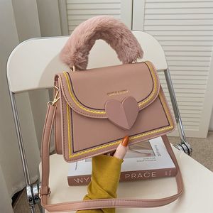 Kadın Tasarımcı Crossbody HBP kalp şeklindeki çanta çanta çanta retro cüzdan moda omuz çantaları Tote Fluff Çantalar Siyah Pembe Çıplak Kırmızı S