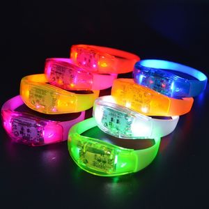 إضاءة جديدة 7 التحكم في الصوت التحكم LED سوار وميض تضيء UP BANGLE مع WRISTBAND MUSIC Activated Night Light Club Activity Bar Disco Cheer Toy