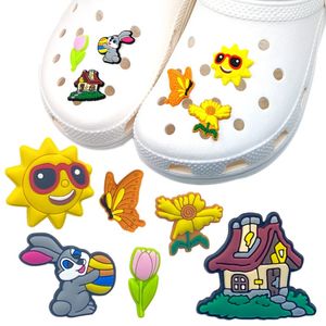 MOQ 100PCS Piękny styl Kwiat Kwiat Sun Cartoon Croc Jibz Charms 2D Soft Pvc But Akcesoria Bugi Urocze buty DeChoTation