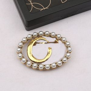 Gold Plated Classic Letters Brooches Retro Brand Luxury Designer Brooch Women Pearl Rhinestone Pin Fashion Jewelry Clothing Accessories H1