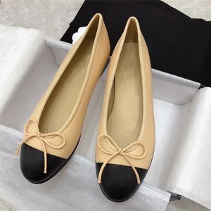 Lüks Tasarımcı Ayakkabı Eşleşen Bale Ayakkabı Moda Şovu Ekleme Karışımı ve Eşleştirme Yay Süslenmiş Deri Sıradan Moda Ayakkabı Boyutu 34-42