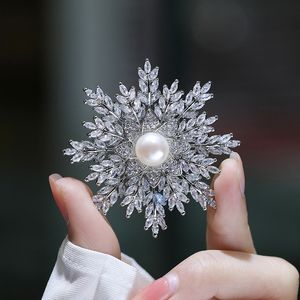 Designer Women Pearl Brooch Snowflake Suit Brooches for Woman 3A Zircon Lady Flower Pins Vintage Elegant Luxury Bride Dress Pins Button Pin Fashion Scarf Buckle