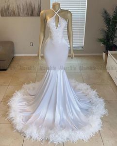 2022 Sexiga vita fjädrar sjöjungfrun prom klänningar eleganta ruffles applikationer ärmlösa aftonklänningar robe de soiree