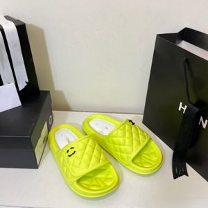 디자이너 버블 슬리퍼 2022 여름 새 마름모 커플 홈 신발 비치 슬리퍼 여성을위한 선물
