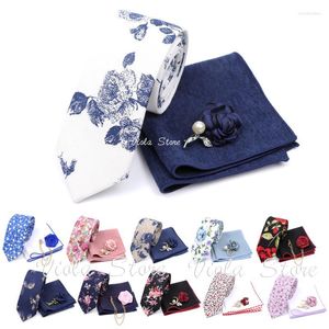 Bow Ties taban tasarımları çiçek pamuk 6cm kravat setleri broş cep kare erkekler pembe kırmızı lacivert düğün partisi cravat hediye aksesuarbow