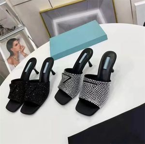 2022 Bahar Yeni Kristal elmas Terlik İkonik üçgen logo kare kafa yüksek topuklu kadın ayakkabı tasarımcıları kadın seksi inci Taklidi Plaj Sandalet Boyut 35-42