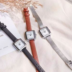 Womens Digital Womens insere o vento de luxo de luxo de mesa de cinto designer de cinto de cinto, aluno especial Retro Retro Simple Quartz Small Square Watch