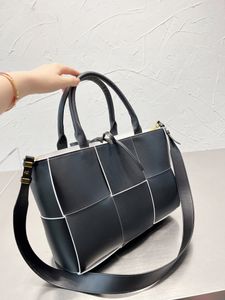 Nya högkvalitativa tygväskor Kvinnor lyxdesigner handväska original svart läder tredimensionell vävning totes mode shopping väskor axel kors body väska