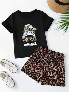 Pantaloncini con cintura con stampa leopardata T-shirt grafica con lettera a figura per bambine SHE