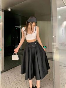 21ss Women Skirt Bow Budges High Quality Lady Half Dresses with Inverted Triangle Matches Skirts for Spring Autumn Outwears