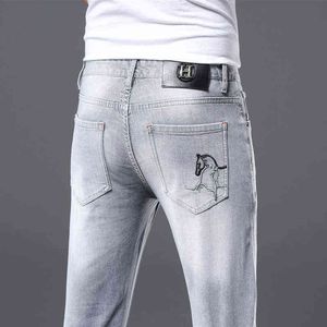 Jeans masculino designer sofisticado bordado verão estilo fino moda simples ajuste justo calça reta elástica M2PZ