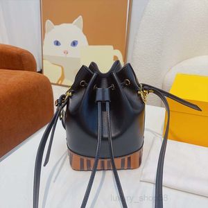 Crossbody Mini Bucket Bag Kvinnor Dragsko Handväska Shoulder s Handväska Canvas Läderpåse Claic Bokstäver Guld Hårdvara Crobody Hand Flerfärgad