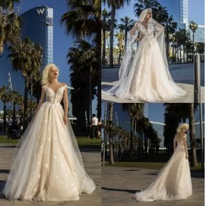 2022 Plus -storlek bröllopsklänningar från axel spetsar applicerade tyll brudklänningar dubai arabiska rygglösa strandbröllopsklänningar c0527w1