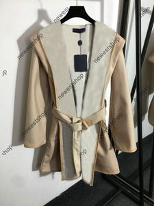 22SS秋の女性のダブルウールオーバーコートデザイナーコートレディースジャケットレタープリントウール材料フード付きコートファッションラップアラウンド2色の女性服