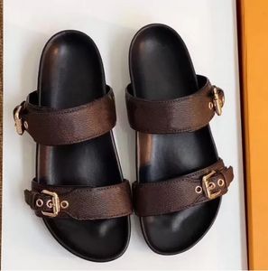 Män Kvinna Sandaler Sommar Fashion Tofflor Tjockt Bottom Chunky Gummi Slides Plattform Alfabet Lady Bright Leather Heel Sandal Fadhion Beach Shoes med låda