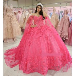 Watermelon Red Farterfly Appliques Lace Quinceanera Dress Ball Gown med kappa från axeln Sweet 15 Vestidos de xv Anos