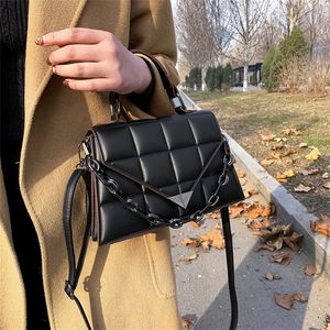 Väskor väska kvinnlig 2023 ny messenger väska handväska trendkedja fast färg sling en axel ryggsäck handväska