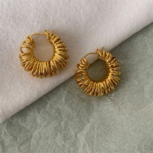 2024 Bottega European och American Spring Gold Earrings Stud Niche Design High-End Light Luxury Fashion Tide Brand Retro Wild Jthe Designer