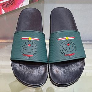 New mass famosos chinelos de marca Sandals Upper com logotipo e padrões de desenhos animados para mostrar sua marca charme clássico de piscina de matha de moda praia de verão
