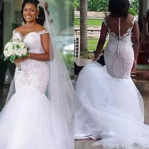 Afrikanische weiße Spitze Meerjungfrau Hochzeitskleid mit braunem Nude Rückenknopf Illusion Lange Hochzeitskleider für Braut 2022 Tüll Brautkleider Robe de Mariage