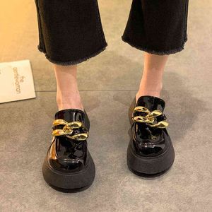 Sandals Lacquer Leather Mules Metal Chain Pearl Strike Women Slippers Climbing Sandals Platform Shoes Thick Soles Cover Toe Slides 220623