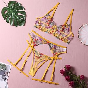 Kvinnor erotiska intima uppsättningar 3-delade bilizna broderade underkläder kvinnliga strumpeband mesh transparent thong underkläder set g-string 220513