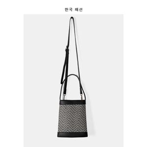 Çanta kadın 2021 Kore versiyonu yeni moda messenger çanta çok yönlü ins niş tasarım saman dokuma ekleme el