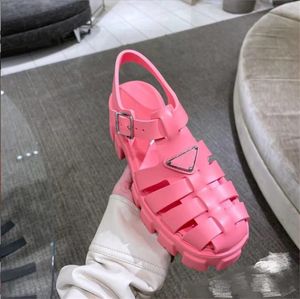 최신 핑크 샌들 삼각형 버클 좁은 밴드 여성 신발 디자이너는 캐주얼 최고 품질의 고무 로우 힐 프론트 후면 뒷면 샌들을 강력하게 추천합니다