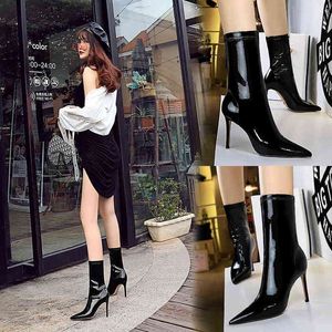 Boots Fashion Sexy Nightclub Slim Shiny Lacquer Leather Elastic Pointed Short Motorcycle Boots Winter 220820
