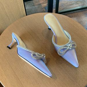 Designer-Fashion Mirage Slippers Mach Rhinestone Bow Crystal Dekorativ Kvinnor Sandal Lyxig designer 6,5cm Middle Heel Shoes Äkta läder
