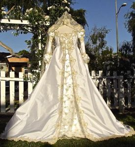 Gotisches viktorianisches Fantasy-Hochzeitskleid, langärmelig, Satin, A-Linie, Brautkleid mit Hut, Wickelkleid, goldene Spitze, applizierte Vintage-Hochzeitskleider, Vestido