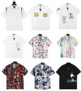 2022 الموسم الجديد الرجال النساء قمصان غير رسمية الصيف هاواي نمط زر التلبيب سترة قصيرة الأكمام قميص المتضخم البلوزات قمم العلامة التجارية مصمم
