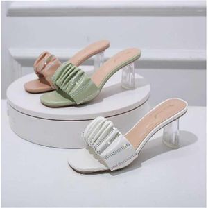 샌들 2022 여성용 신발은 주름을 착용 한 여름 펄을 착용하고 섹시한 맑은 발 뒤꿈치 Zapatillas Casa Mujer Sapatos Femininos