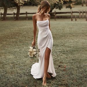 새로운 단순한 흰색 웨딩 드레스 사이드 슬릿 신부 로브 슬리빙 어깨 끈이있는 신부 가운 오픈 백 저렴한