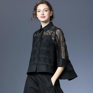 女性用ブラウスシャツ春の頂上女性刺繍白い黒い3/4スリーブルーズオーガンザブラウストップシャツ女性女性の不規則なトップス