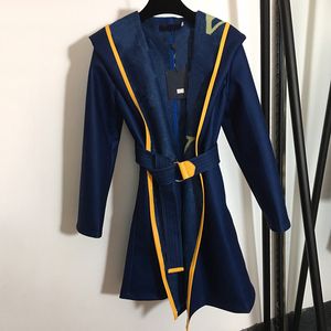 Marineblaue Wollmäntel für Damen, klassische Flora-Stickerei-Mischungen, warmer Winter-Cardigan-Mantel, neueste Designer-Jacken mit Gürtel