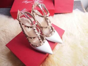 2022 디자이너 여성 하이힐 파티 샌들 패션 리벳 소녀 섹시한 지적 신발 댄스 신발 웨딩 신발 더블 스트랩