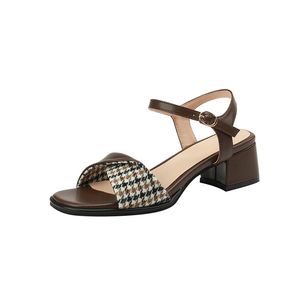 Designer Kvinnor Sommar Sexig Lyx Sandaler Skor Äkta Läder Block Låg Kvadratklackar Pumpar Chunky Shoe Party Open Toes Dress Shoe Formal YGN020-A26-1