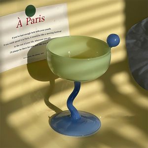 Design originale color champagne, fatto a mano, per piccoli gruppi, bella bevanda, bicchiere da vino e bicchiere da cocktail