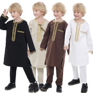 衣料品セットイスラム教徒の男の子イスラム教の丸い首輪刺繍ボタン長袖トーベとパンツスーツボレロアラビアの子供ローブcaftan setcl