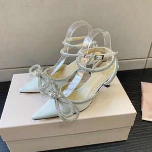 Mach атласные двухэтажные туфли с бантом Кристалл Rhinestone вечерние платья Босоножки на высоком каблуке 65 мм женские тапочки роскошные дизайнерские туфли на щиколотке белое свадебное платье