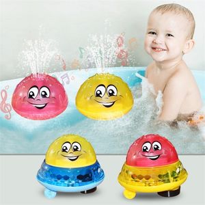 Brinquedos de banho de água com spray de bebê piscando a luz LED gira com chuveiro infantil infantil bola musical esguichando os brinquedos de banheiro 220531