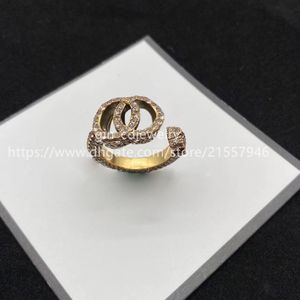 Ring Gap Hollowed Out och Diamond Inlagda med Gammal Fashion Brass Multi Layer Pearl Ring Net