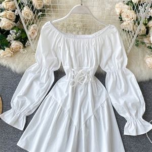 Yuoomuoo Tidig Autumn Dress 2022 Retro Gothic Women White Black Bandage Mini Dress Sexig Off Shoulder Puff Sleeve Korean Vestidos 220316