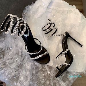 Модные кристаллы украшены туфли на каблуках на каблуках.
