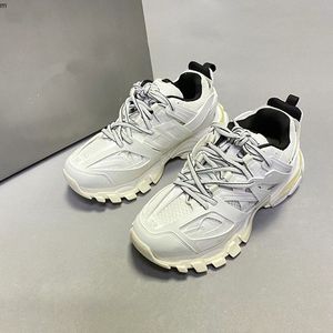 Yeni Moda Sıradan Erkek Ayakkabı Track1 Birleştirilmiş Örgü Spor Ayakkabıları Üçlü Sporlar Kerek En İyi Kaliteli Eğitim Baba Ayakkabıları MKJK058485