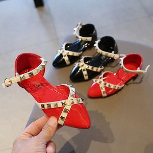 Pointed Big Rivets Girls Shoes Toe Sandals Ankle Strap Kids Princess Shoes Patent Leather Flats Baby Summer Sandalias Size 26-35