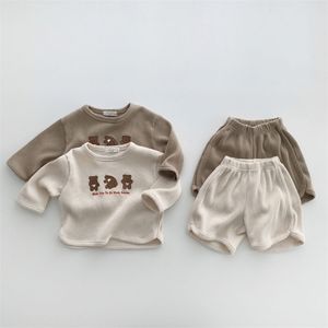 Roupas de urso de bebê de verão Meninas meninas Manga longa Waffle Tam camisa   shorts 2pcs roupas casuais algodão crianças terno 220507