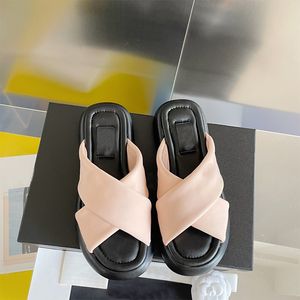 Women Slide Sandal Designer Flat Flip Flip Leather Summer Shoes Fashion Wide Party Clipper 35-40 حجم كبير مع صندوق NO358
