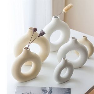 Nordic Round Hollow Ceramic Vase Donut Полу длина Женщина Ваза Vase Office Настольный Комната Гостиная Интерьер Украшения Украшения Дома 220423